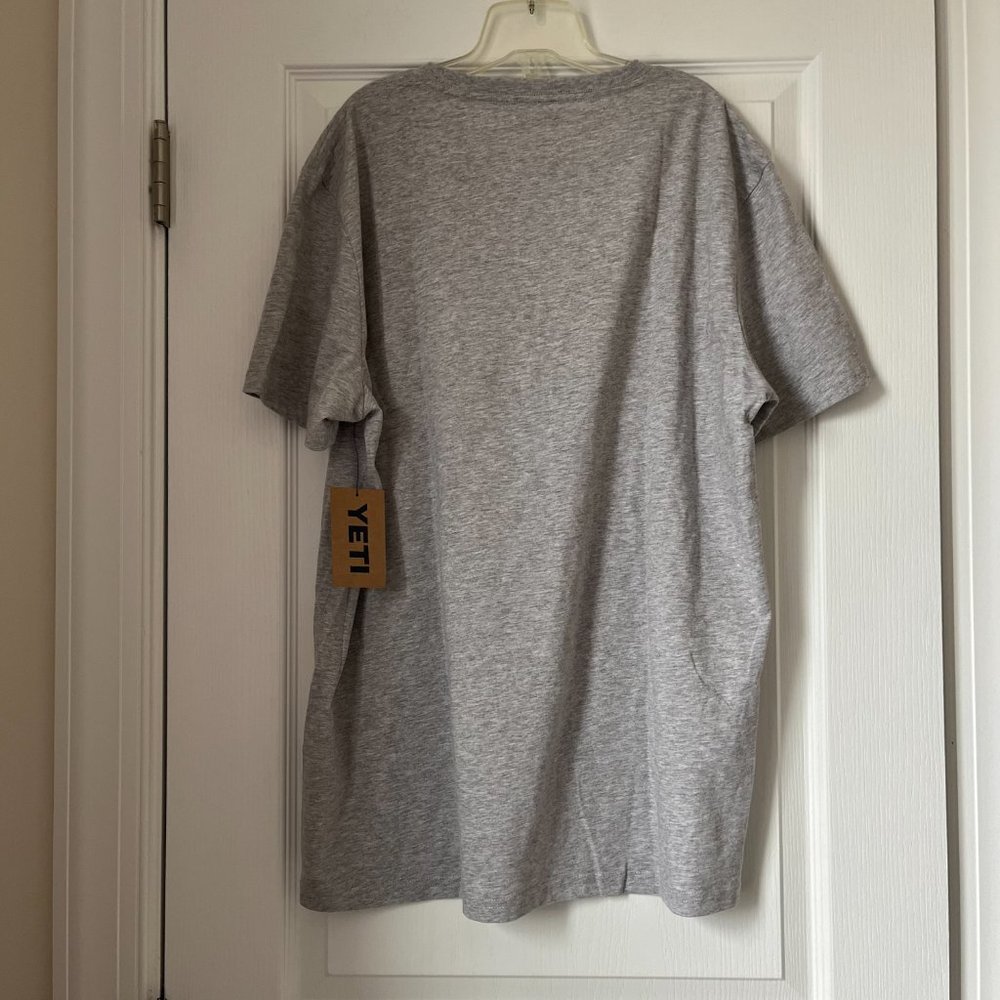 New Men's YETIFlip Logo Badge Heather Gray T-Shirt Large - Picture 4 of 4